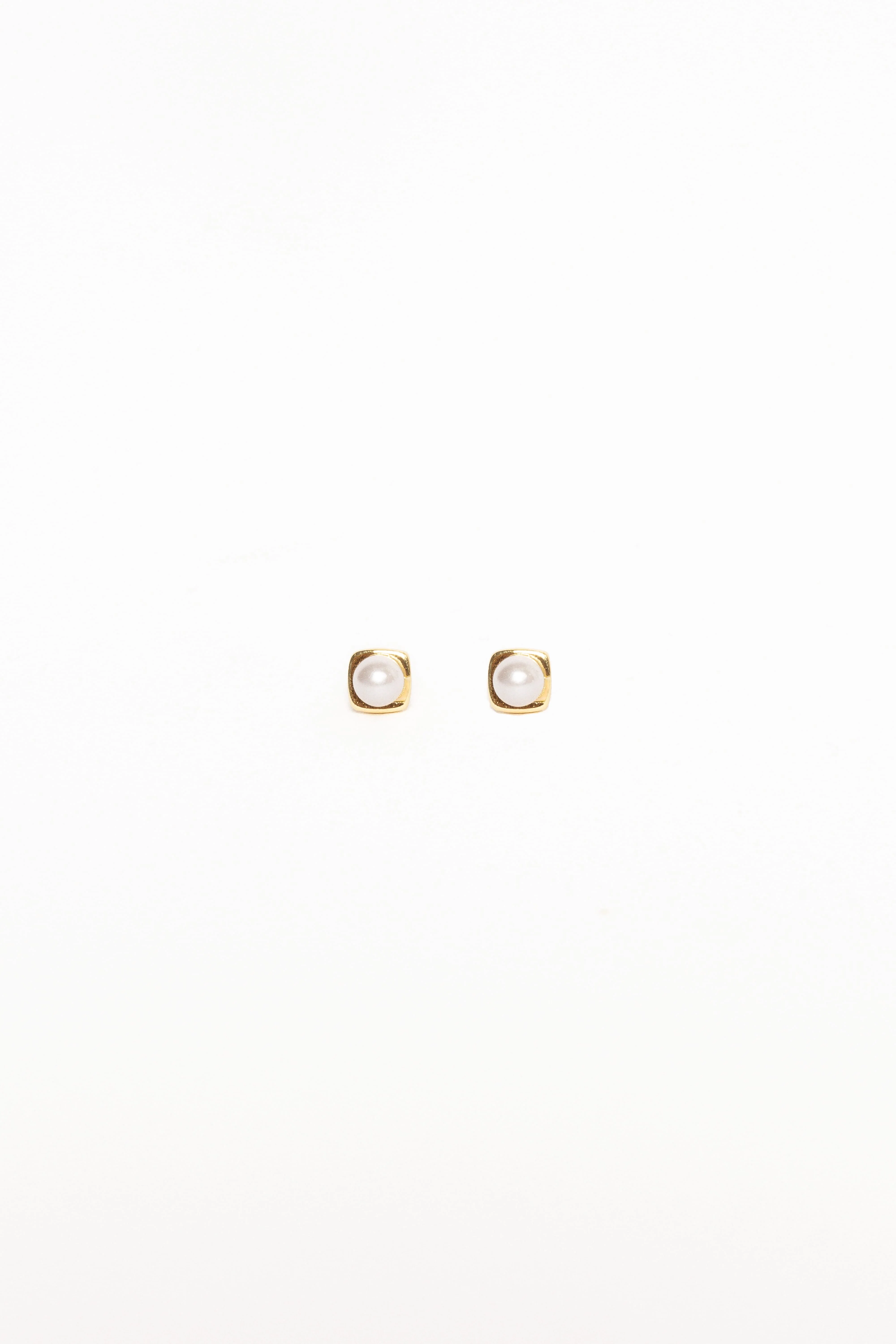 Helene Stud Earrings - Gold/Pearl